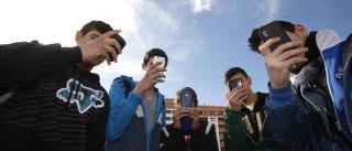 Galicia prohibirá el uso del teléfono móvil en todo el centro escolar tras la Navidad