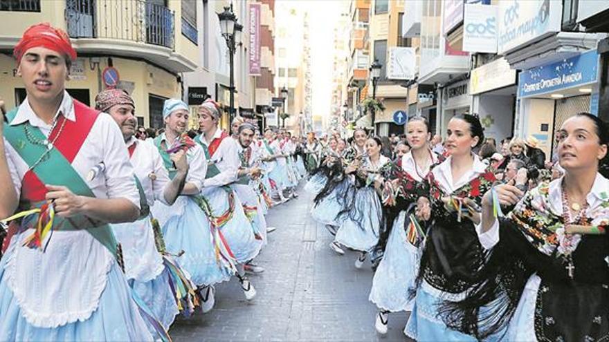 Las danzas de la Ermitana de Peñíscola lucen con su esplendor