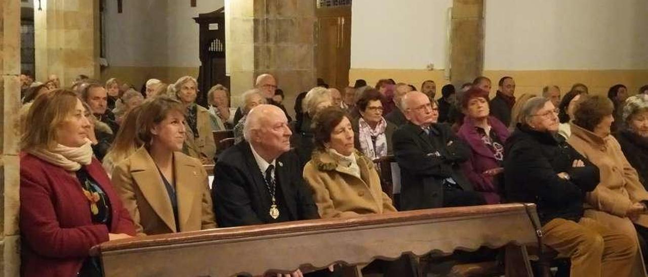 Fidalgo, en el centro, entre la Alcaldesa y su esposa, ayer, en la iglesia de Colunga.