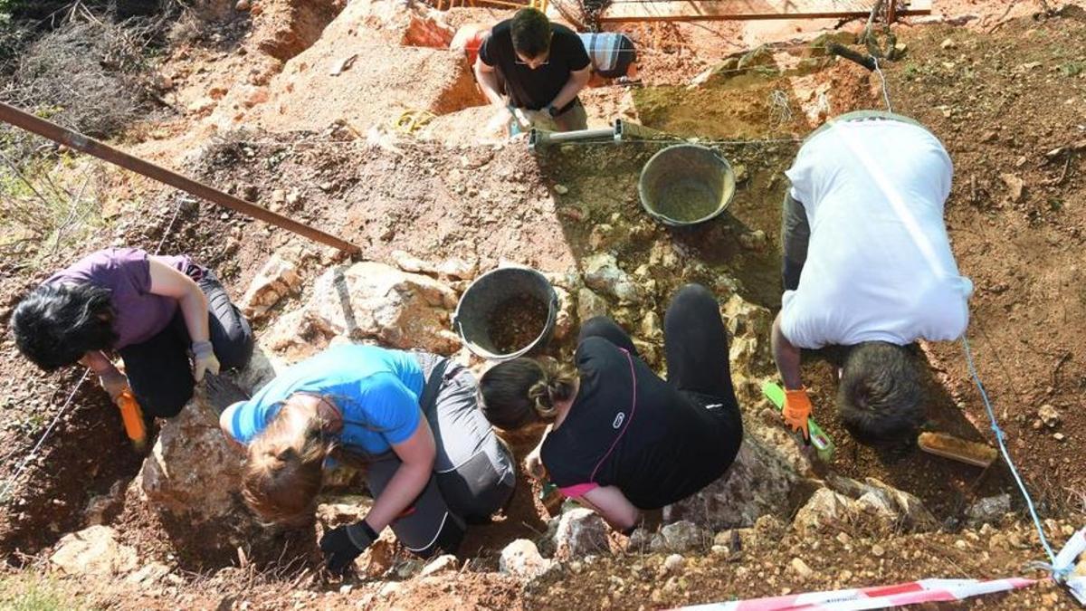 Arqueólogos trabajan en uno de los yacimientos de Atapuerca.