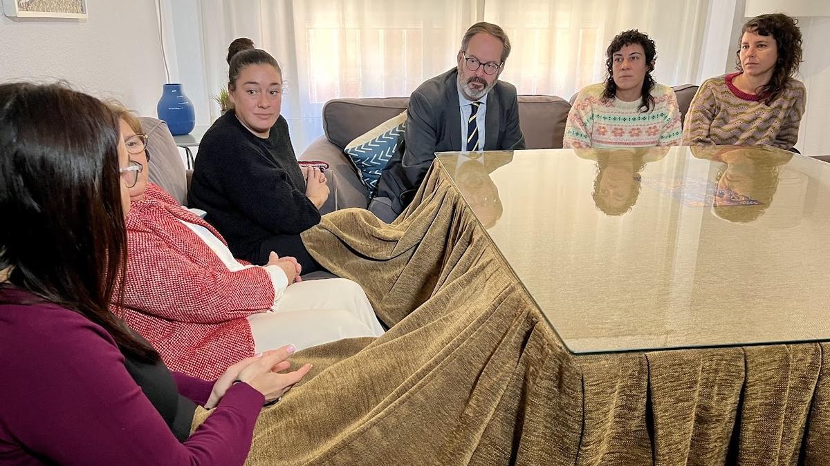 El delegado del Gobierno en Córdoba, Adolfo Molina, durante un encuentro mantenido con personal del Centro de Protección de Menores Polifemo de la Asociación Nuevo Futuro.