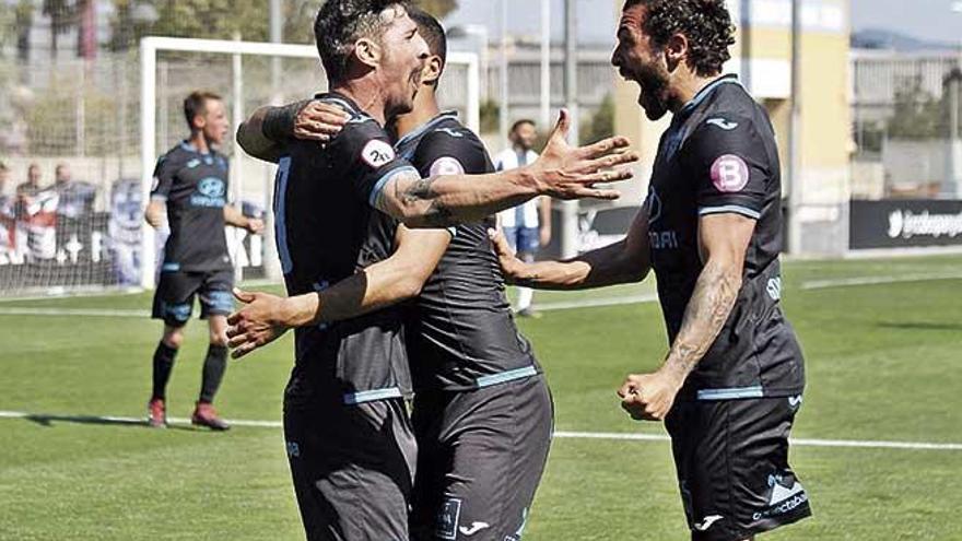 Marcos de la Espada recibe la felicitaciÃ³n de dos de sus compaÃ±eros tras anotar el gol del 0-1.