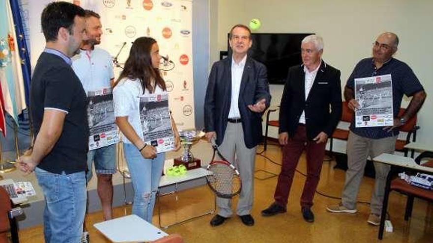 Caballero, con una raqueta, durante la presentación. // FDV