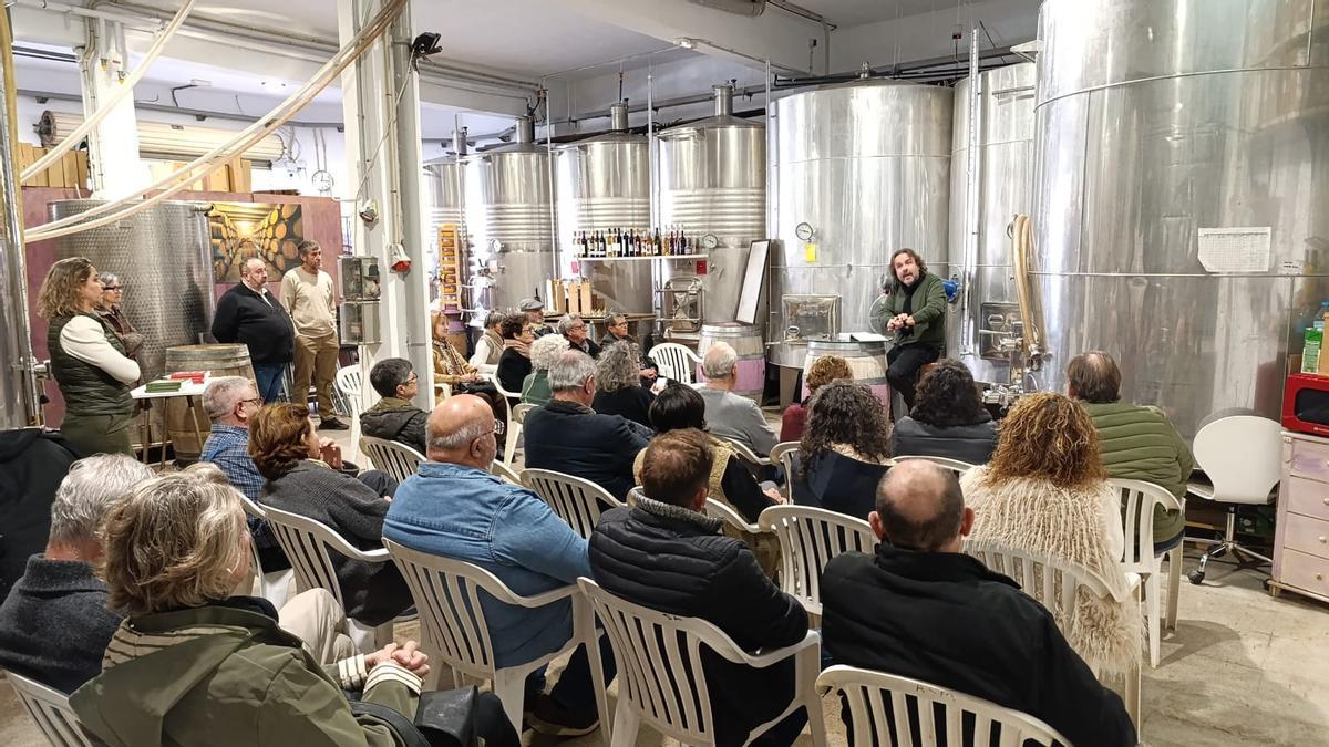 El acto fue seguido por un numeroso público en la bodega de Jaume de Puntiró.