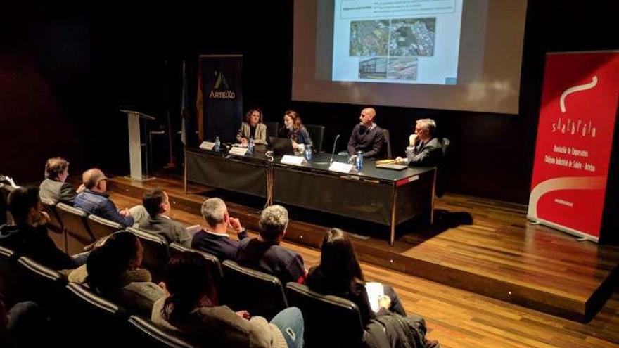 Asistentes a la jornada de la seguridad celebrada ayer en Sabón.