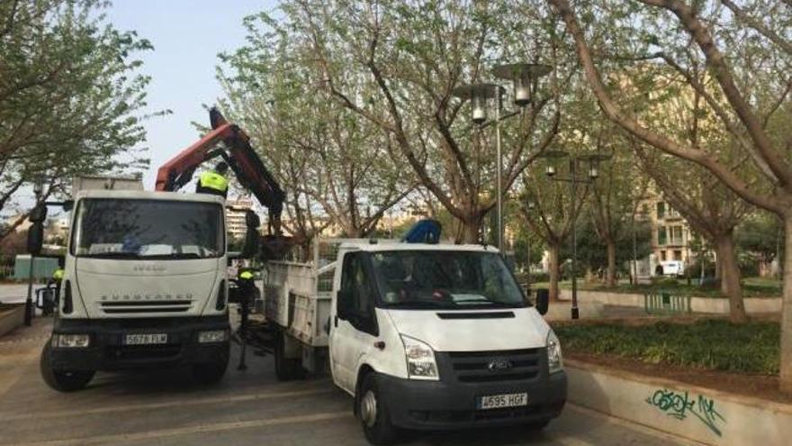 Los camiones han estado durante la última semana en mitad del parque.