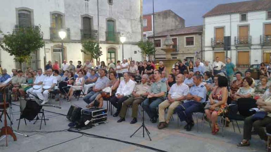 El público escucha el pregón del cuentacuentos Guti, que abre los actos de La Mayuela.