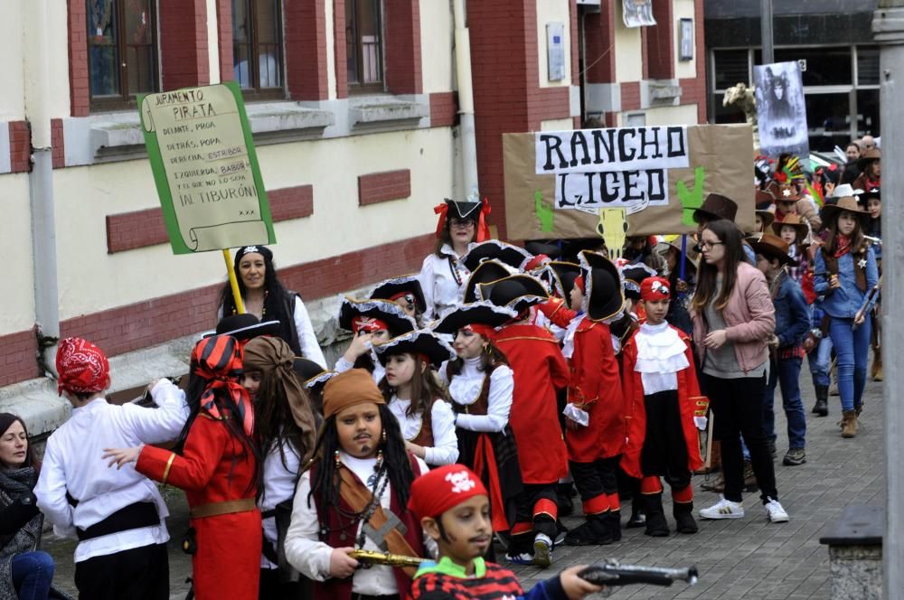 Los alumnos del colegio Liceo Mierense celebran el Carnaval.