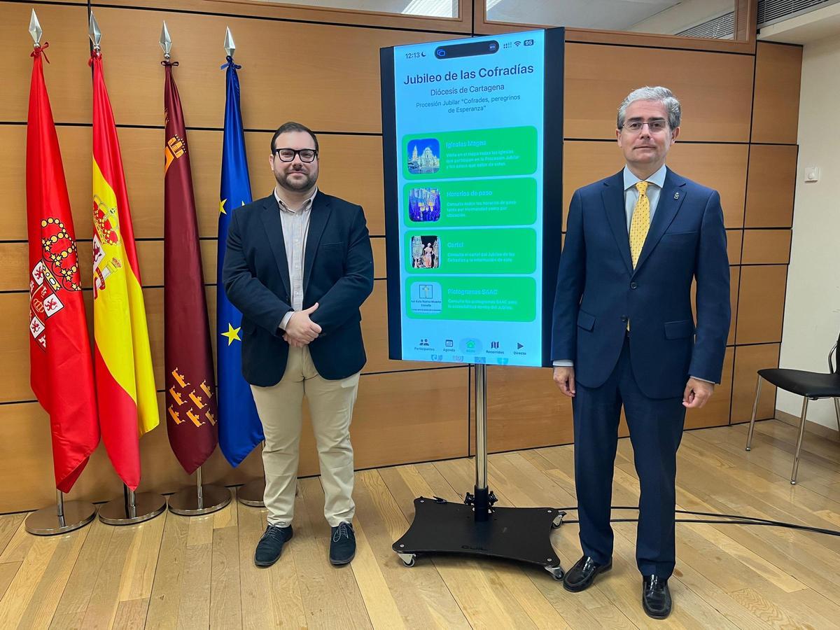 Álvaro García, cofrade y desarrollador de la aplicación, y el concejal de Turismo, Comercio y Consumo, Jesús Pacheco.