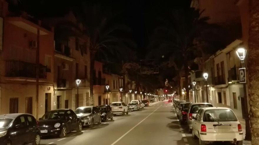 La calle Castelar de Aspe con la nueva iluminación nocturna