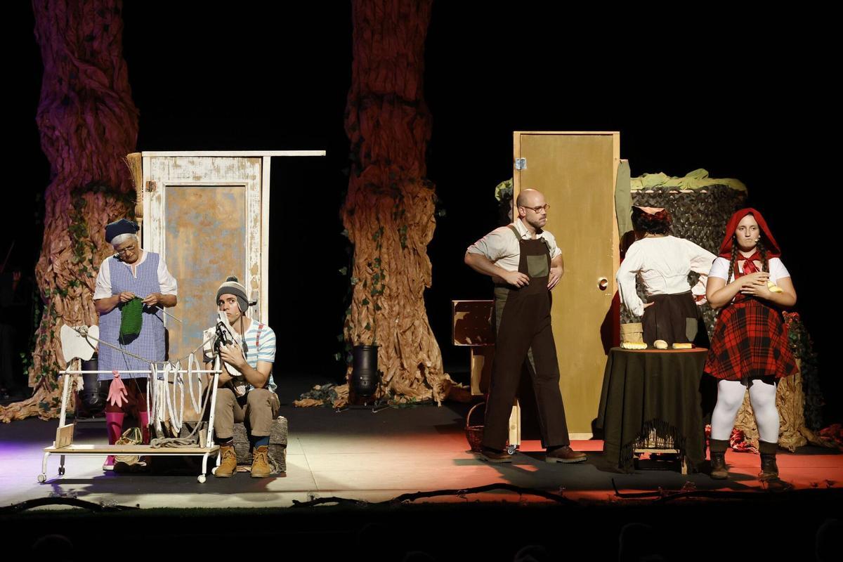 Girona. Teatre Municipal. Inauguracio 26a edicio del FITAG Festival Internacional de Teatre Amateur de Girona. Obra inaugural: Dins el bosc, de la companyia Quart Paradis.