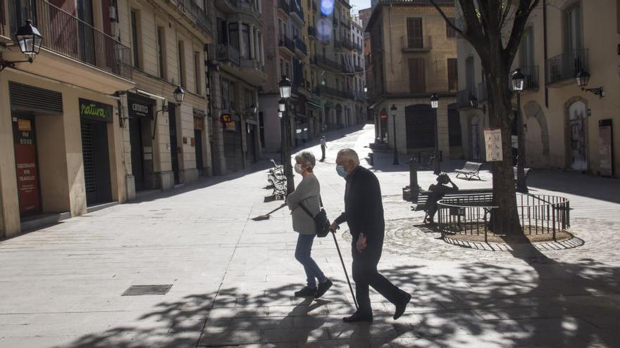 Dues persones grans passegen per la Plana de l&#039;Om |