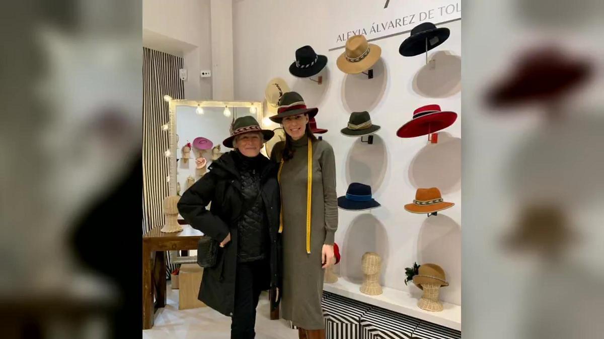 Glenn Close y Alexia Álvarez de Toledo en el 'atelier' de sombreros.