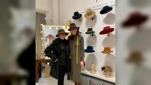 Glenn Close y Alexia Álvarez de Toledo en el atelier de sombreros.
