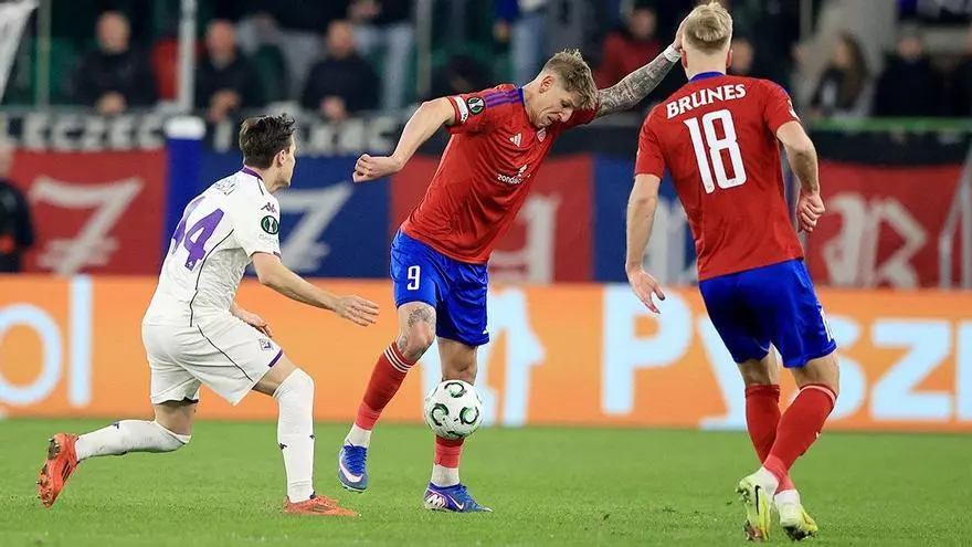 Resumen, goles y highlights del Raków Częstochowa 1 - 2 Fiorentina de la vuelta de los octavos de final de la Conference League