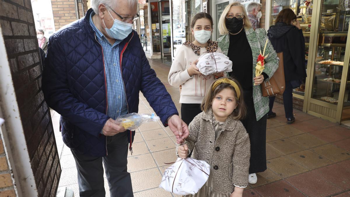 Una familia en el intercambio del bollo y la palma, ayer, en Doctor Graíño.