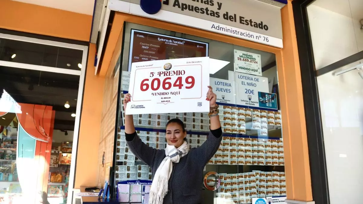 La administración de El Brujo, en Plaza Mayor, vende el quinto premio: “Es la primera Navidad que damos premio, pero no será la última”