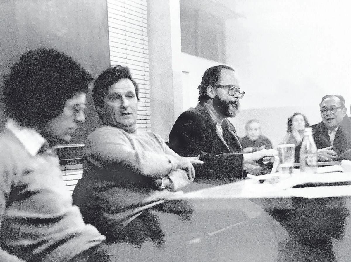 El senador Lluís Maria Xirinacs, en 1976, en una asamblea.