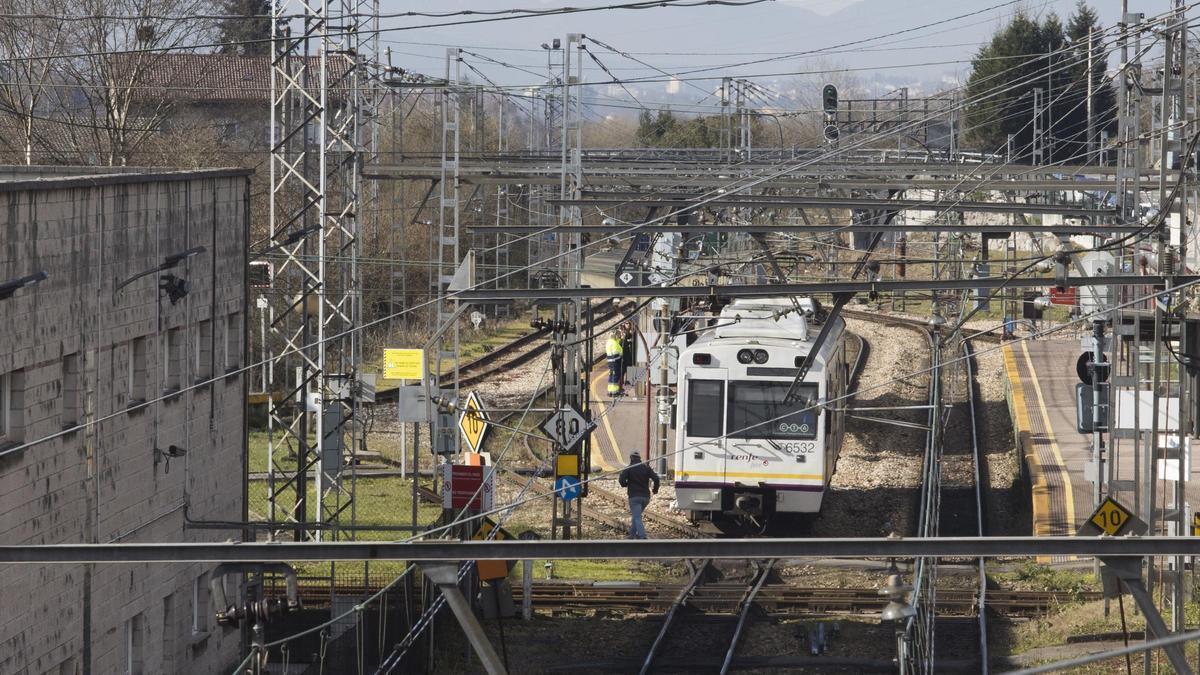 Un tren en la estación de El Berrón.