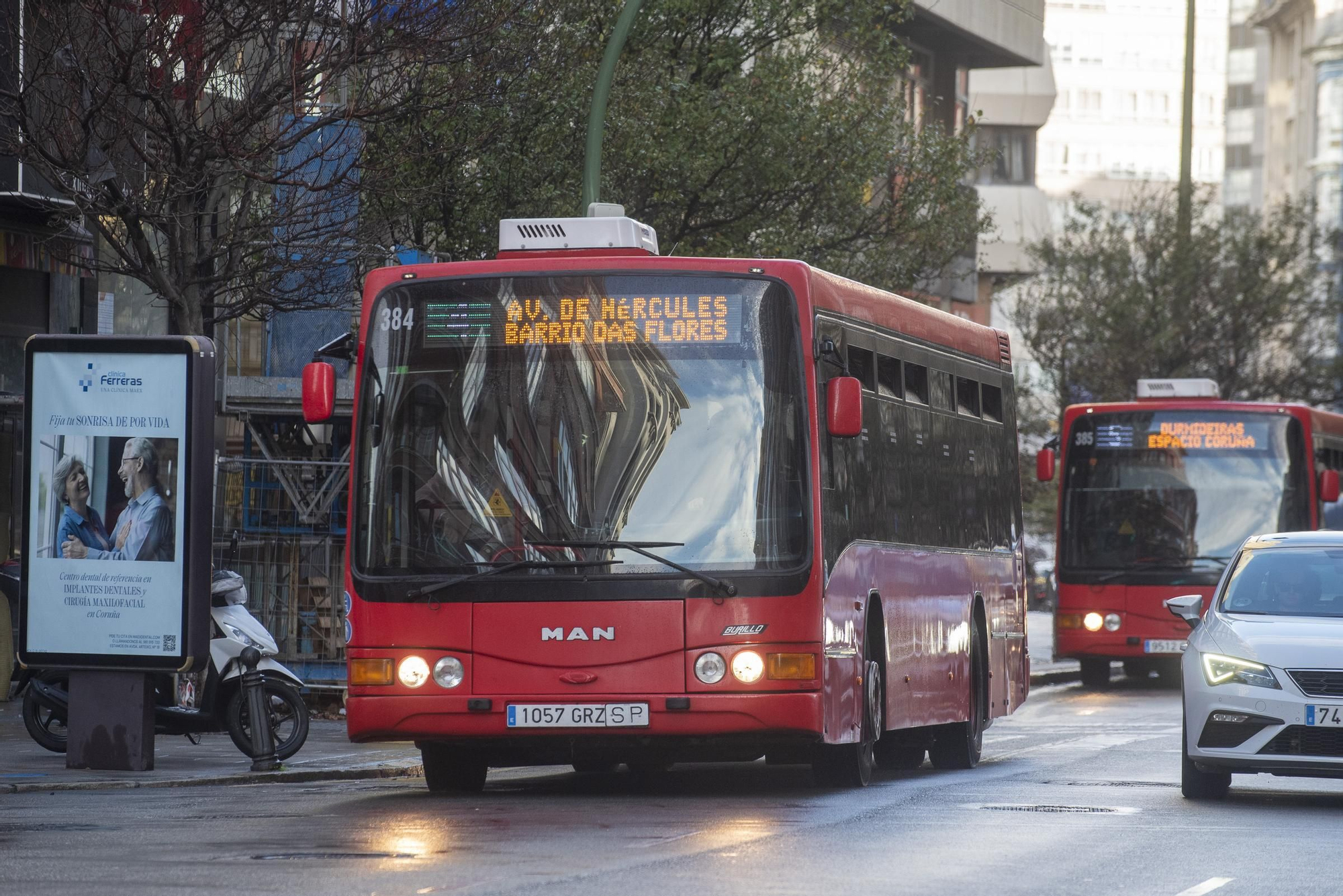 Huelga de transportes en A Coruña: retrasos y colas en las paradas