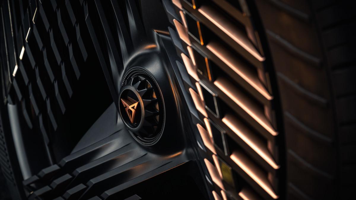 Las llantas cerradas con efecto 3D no sólo son un guiño al diseño futurista, también mejoran la eficiencia aerodinámica del conjunto.