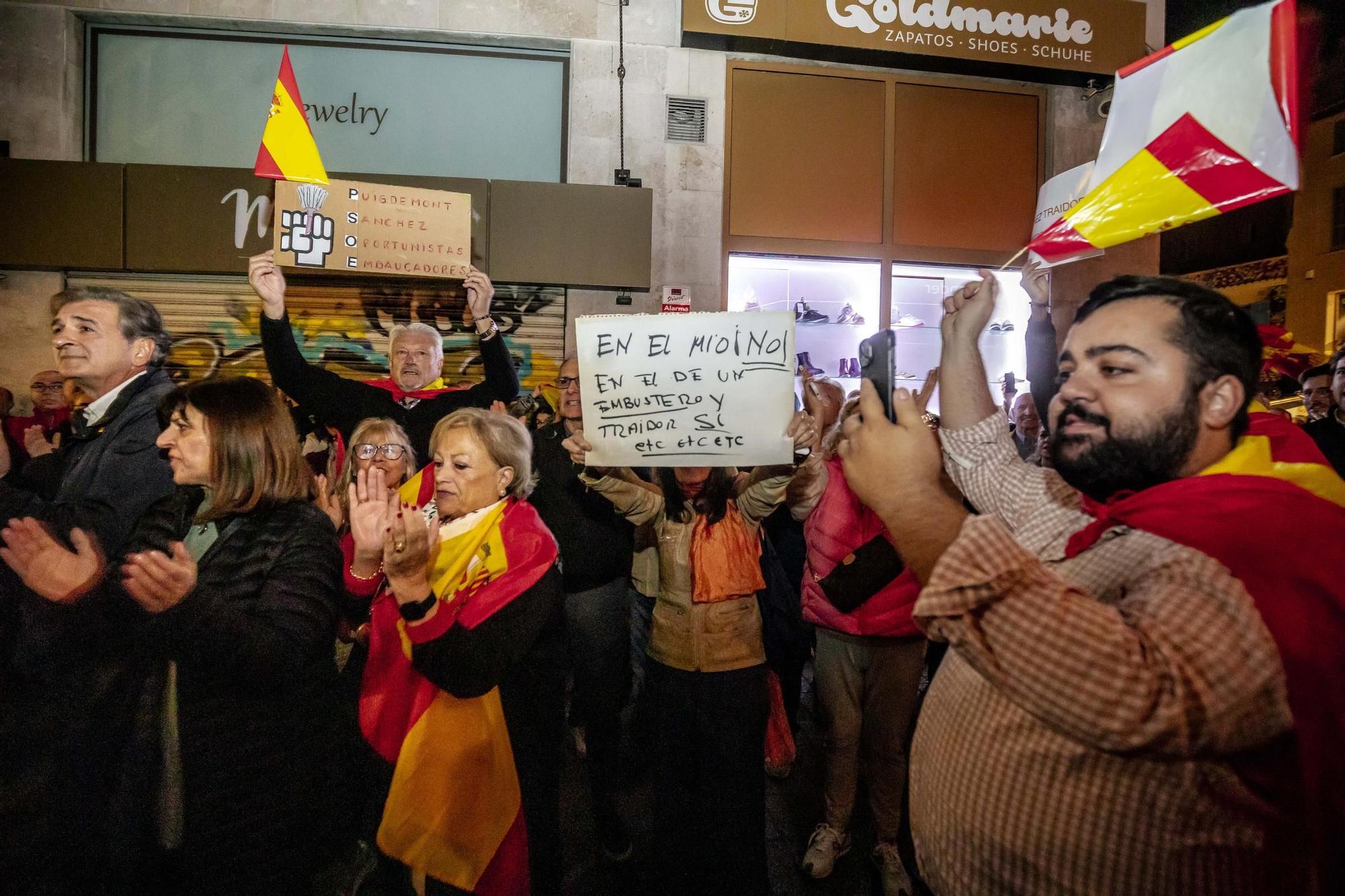 Unas 200 personas protestan ante la sede del PSIB en Palma por la amnistía de Sánchez