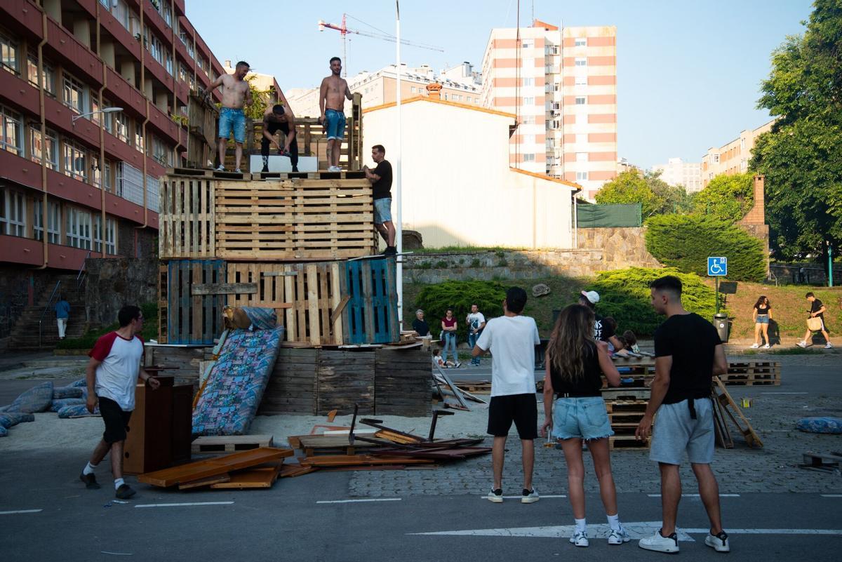 De "simplemente" amontonar madera a levantar una réplica del faro romano, los vecinos del Barrio de las Flores dan un giro a una de las fallas más populares de A Coruña