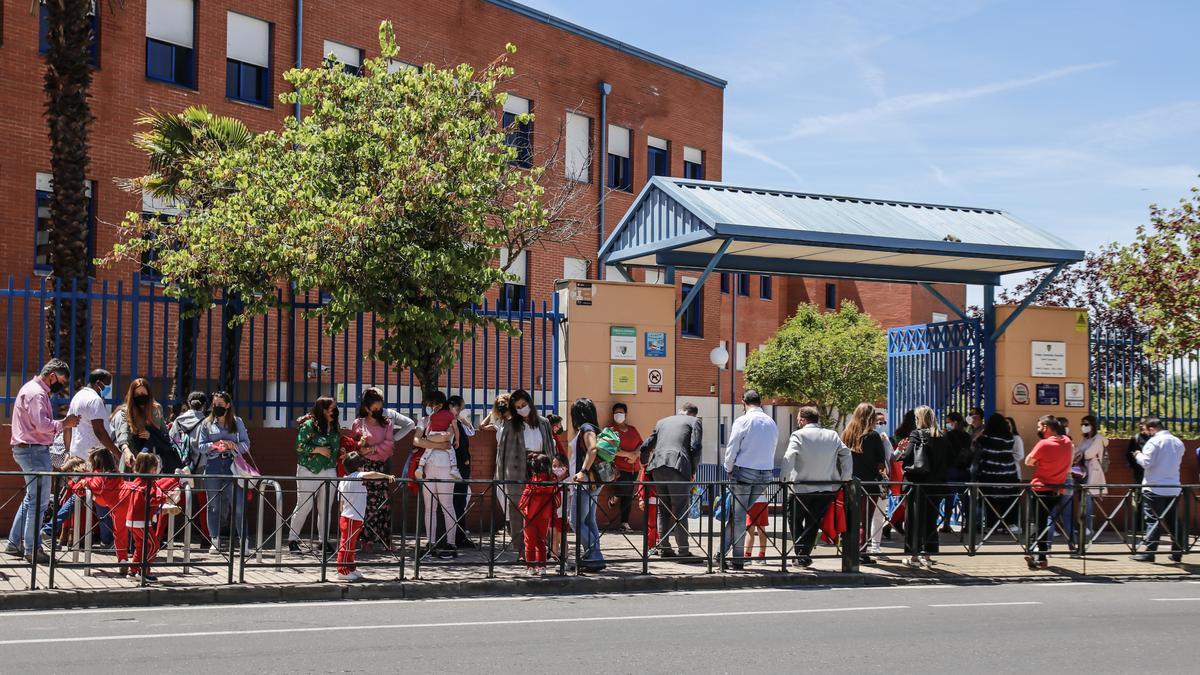 Una imagen de la hora de salida de los niños en el Licenciados Reunidos, el colegio que más demanda tiene.