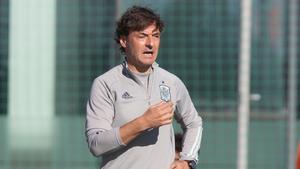 SAN PEDRO DEL PINATAR (MURCIA), 19/11/2022.- El entrenador de la selección española de fútbol sub-29 Santi Denia, da instrucciones a sus jugadores, este sábado durante el partido amistoso que está disputando contra la selección japonesa Sub-20, en el estadio del Pinatar Arena. EFE/Marcial Guillén