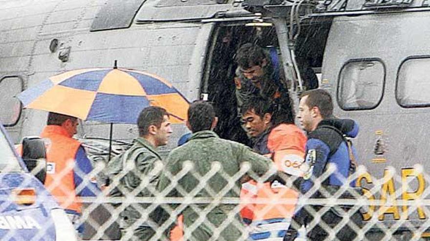 Llegada de uno de los supervivientes del &quot;Kea&quot; al aeródromo de Lavacolla, en Santiago.  // Xoán Álvarez