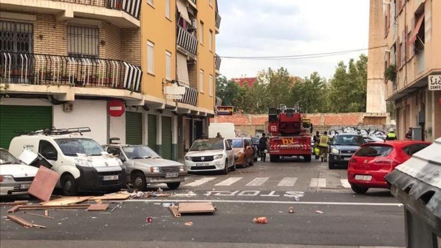 La policía reduce a un hombre desnudo que lanzaba objetos desde un balcón en València