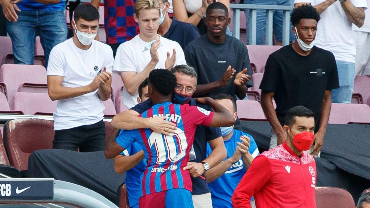 Ansu Fati abraza a Lluís Til el 26 de septiembre de 2021 tras marcar el gol en su reaparición en el Barça-Levante.
