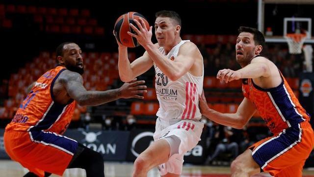 El escolta estadounidense del Real Madrid Jaycee Carroll se estrella con la defensa naranja