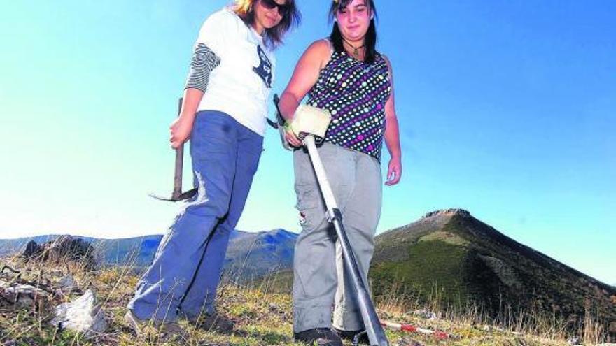 Esperanza Martín y Elena Quintanal, realizando una detección de metales en Llagüezos.
