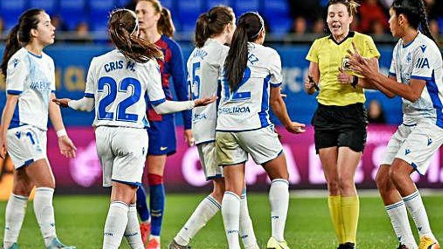 Nuria, Cris, Iris, Arbeláez y Gaby le protestan a la colegiada una falta señalada al borde del área ante el Barça.