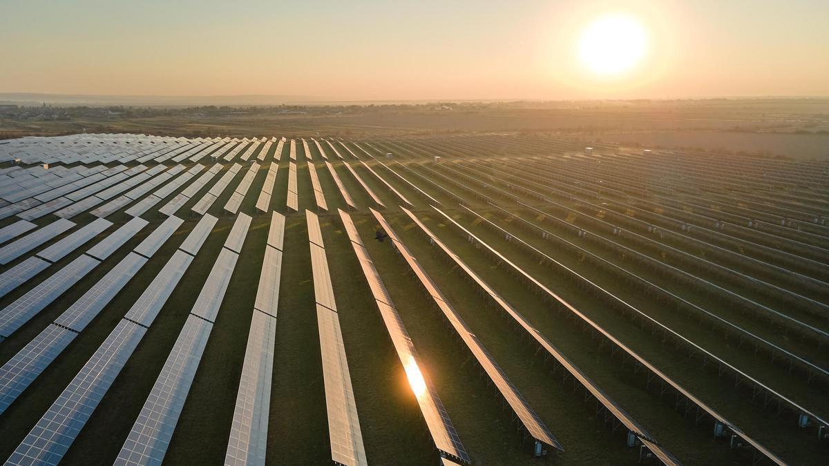 Vista aerea de una planta de energía sostenible con paneles solares fotovoltaicos