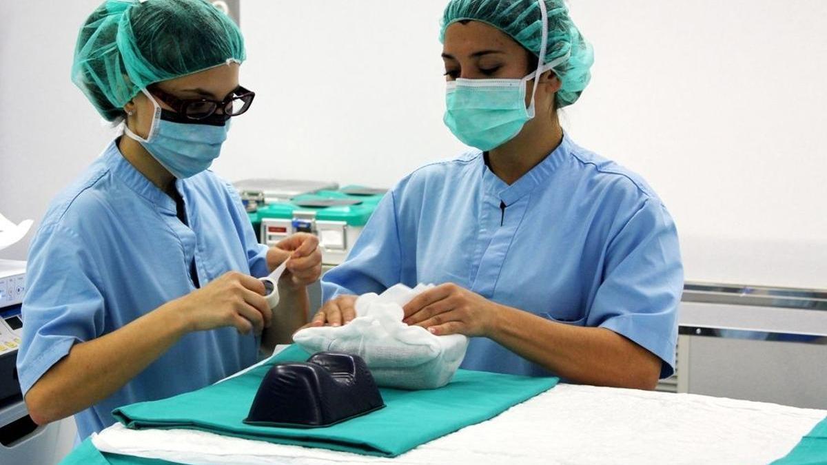 Dos enfermeras, durante su turno de trabajo