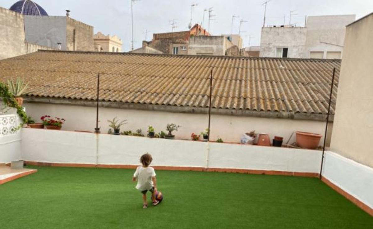 Los vecinos también muestran su preocupación por la cubierta de uralita del edificio.