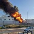 Una imagen del incendio en la fábrica de aceites reciclados afectda, en Lucena.