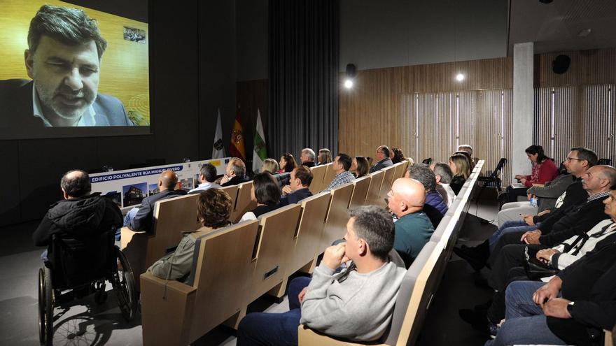 Intervención de Casares por videoconferencia en el acto celebrado en el edificio polivalente de Rivero.   |
