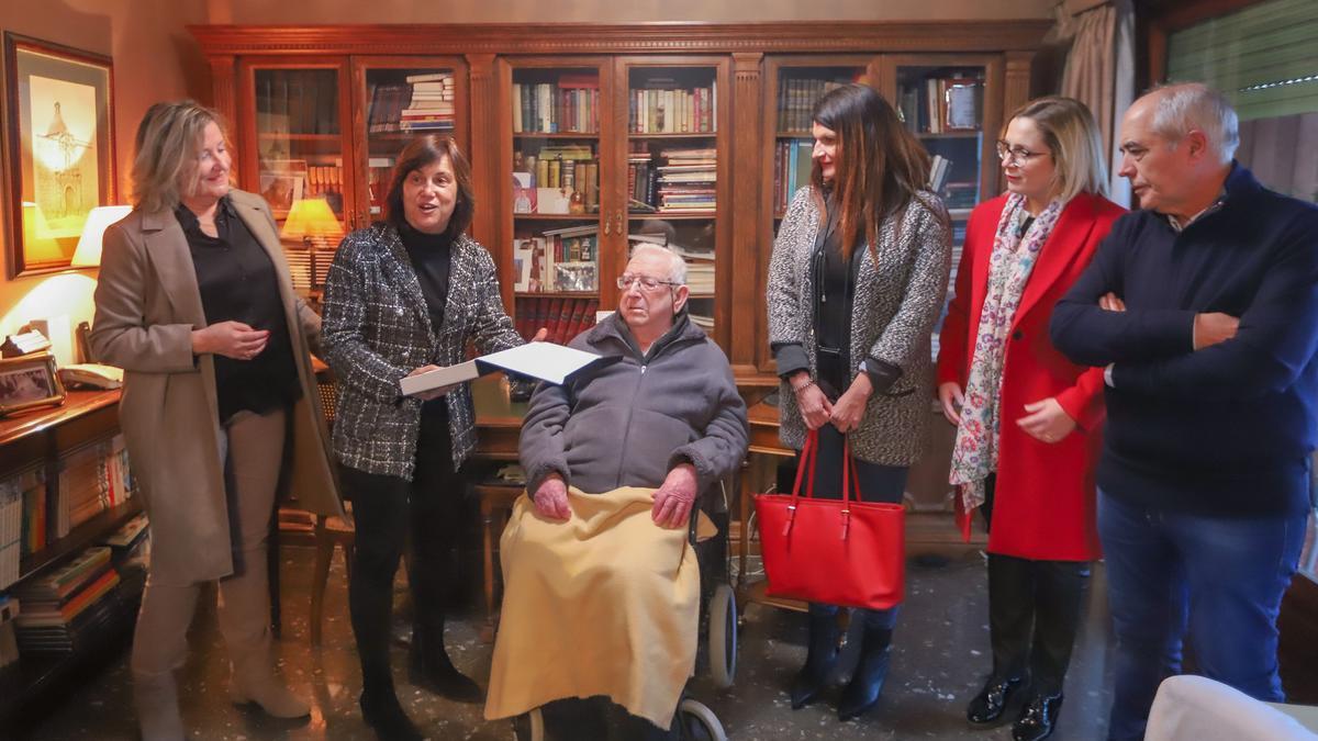 El oriolano Sebastián Conejero Moreno, en el momento de la entrega de la placa