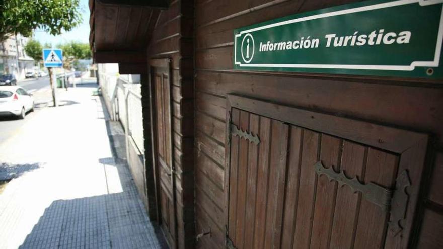 La oficina de Turismo de A Estrada permanecerá cerrada todo el verano. // Bernabé / Luismy