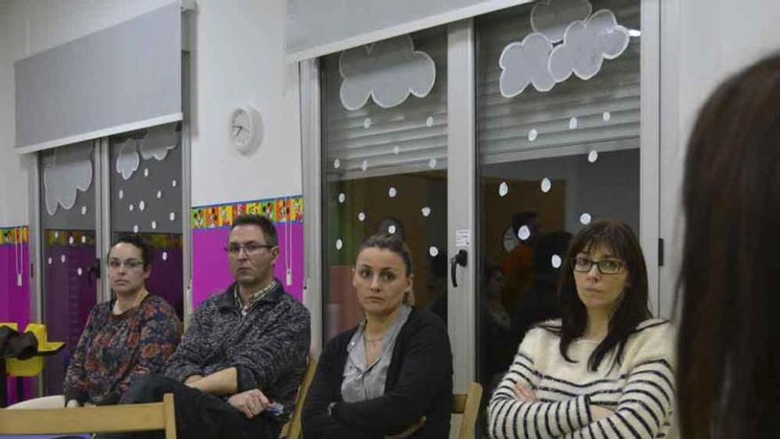 Madres y padres asistentes ayer a la primera sesión.