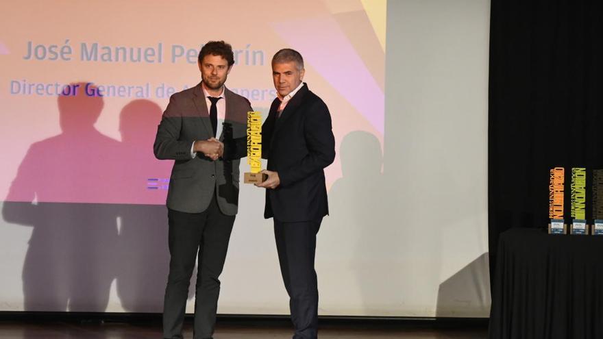 José Manuel Pelegrín, director general de Agrucapers, recoge el trofeo de manos de Andrés Torrente.