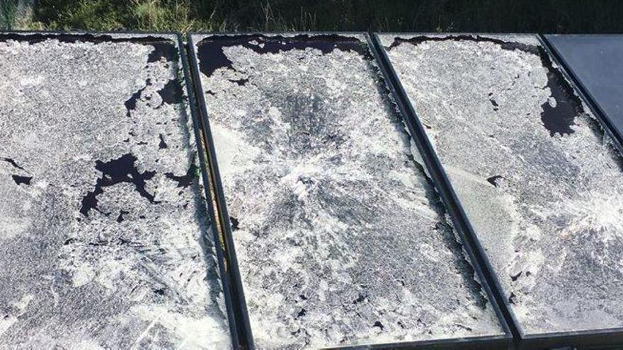 Les plaques solars de la piscina destrossades