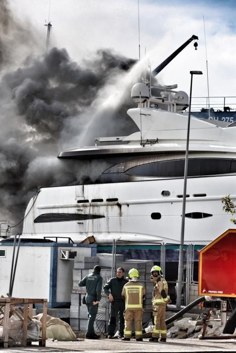 Arde un yate en el puerto pesquero de Alicante