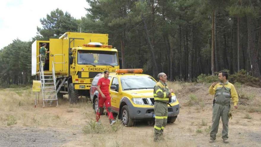 Personal y medios del operativo contra los incendios forestales durante una intervención en Aliste.