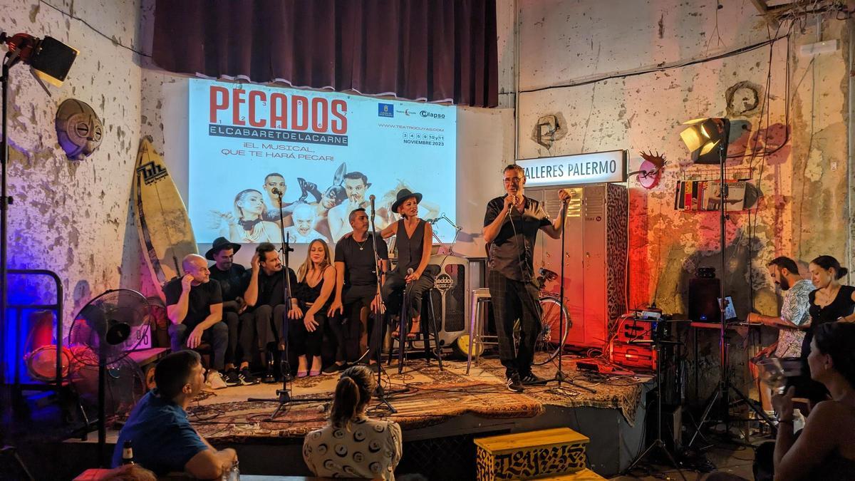 Presentación de las canciones de ‘Pecados’ en Talleres Palermo con Fer Montoya al micrófono.