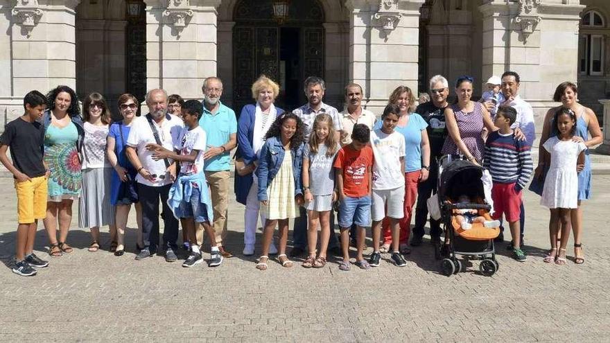 El alcalde con niños saharauis y acogedores.