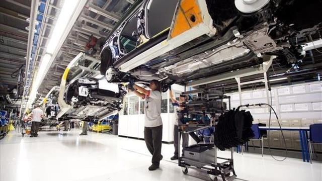 Treballadors en la línia de muntatge de la fàbrica de Seat a Martorell.